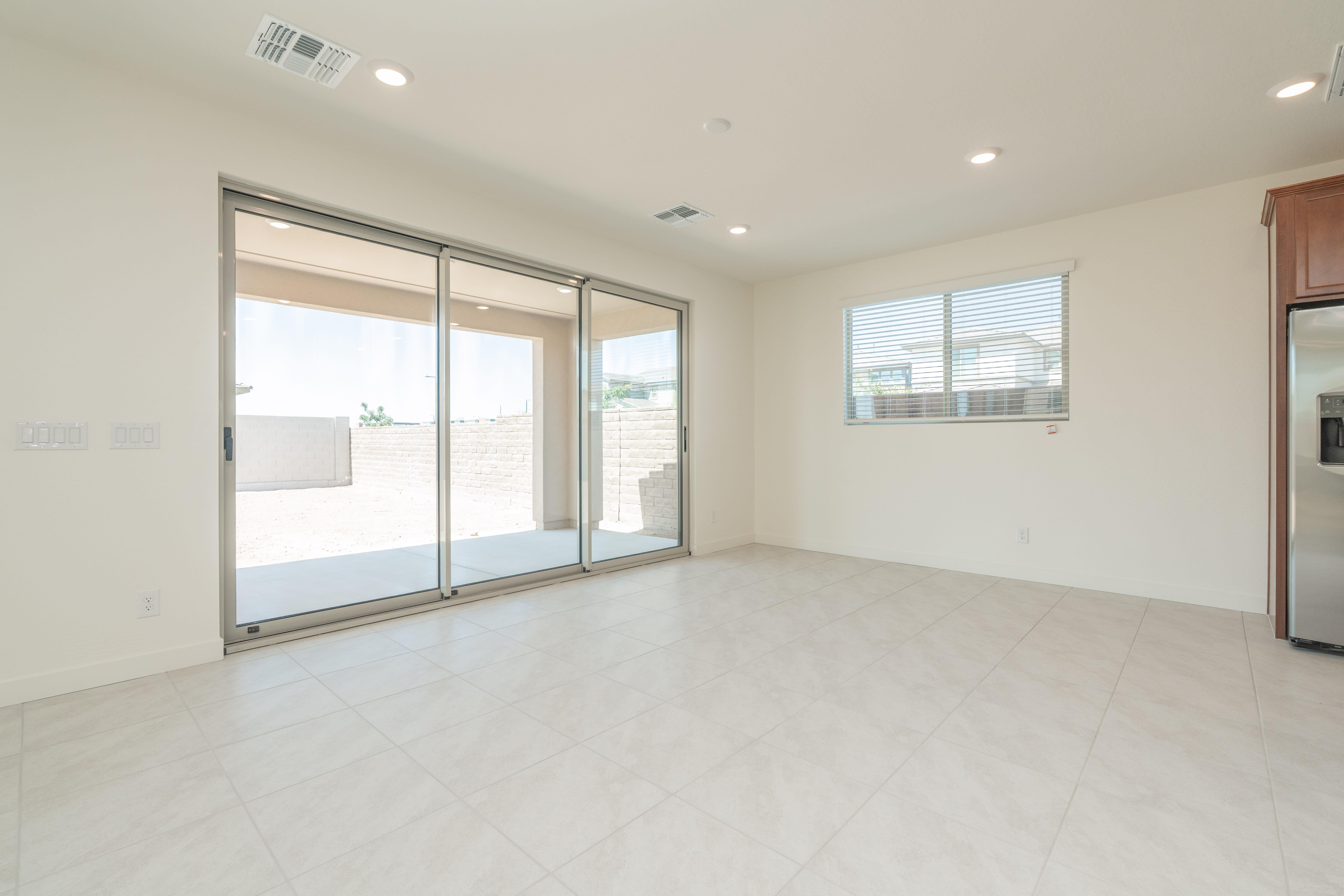 337 E LINDO LN