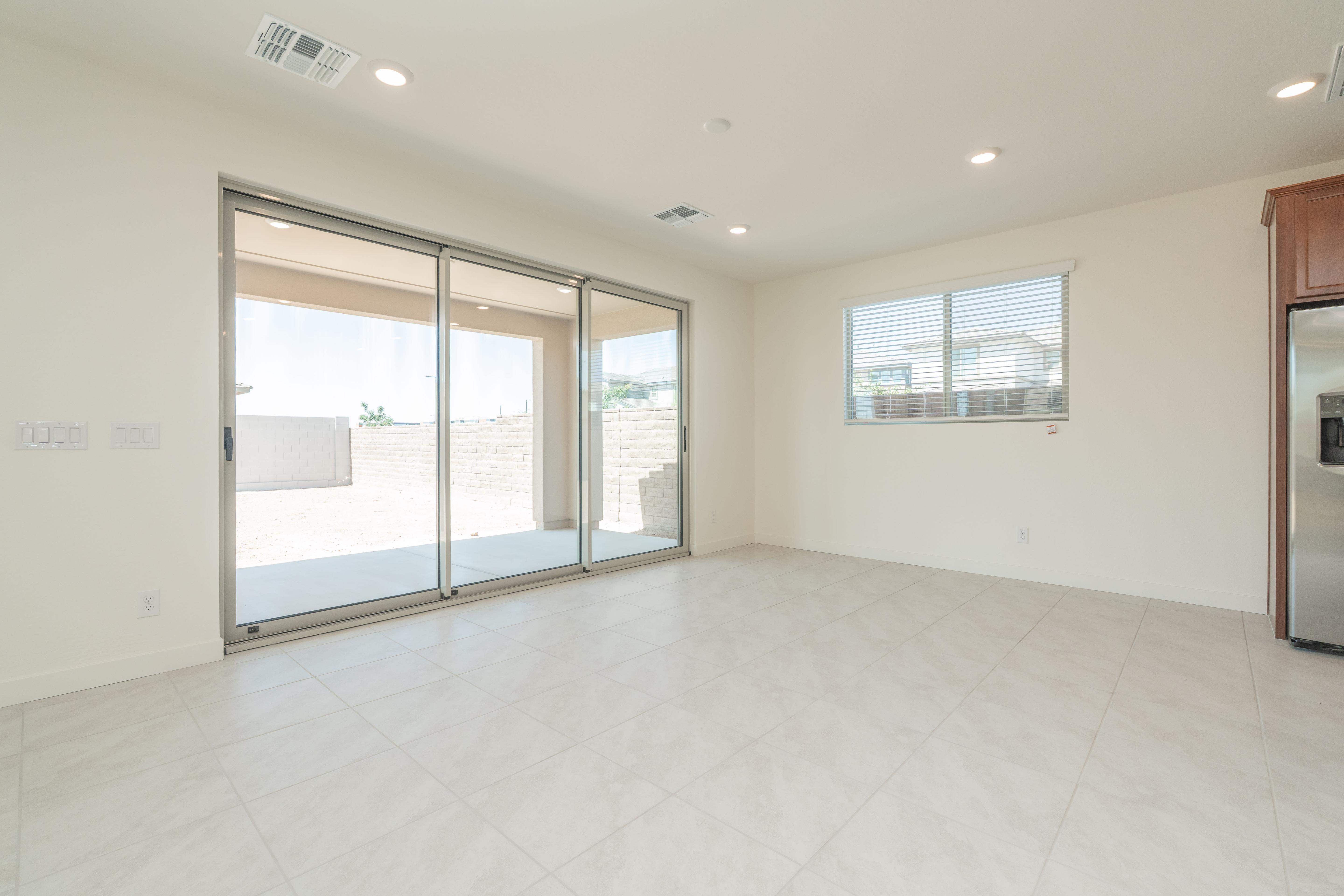 337 E LINDO LN