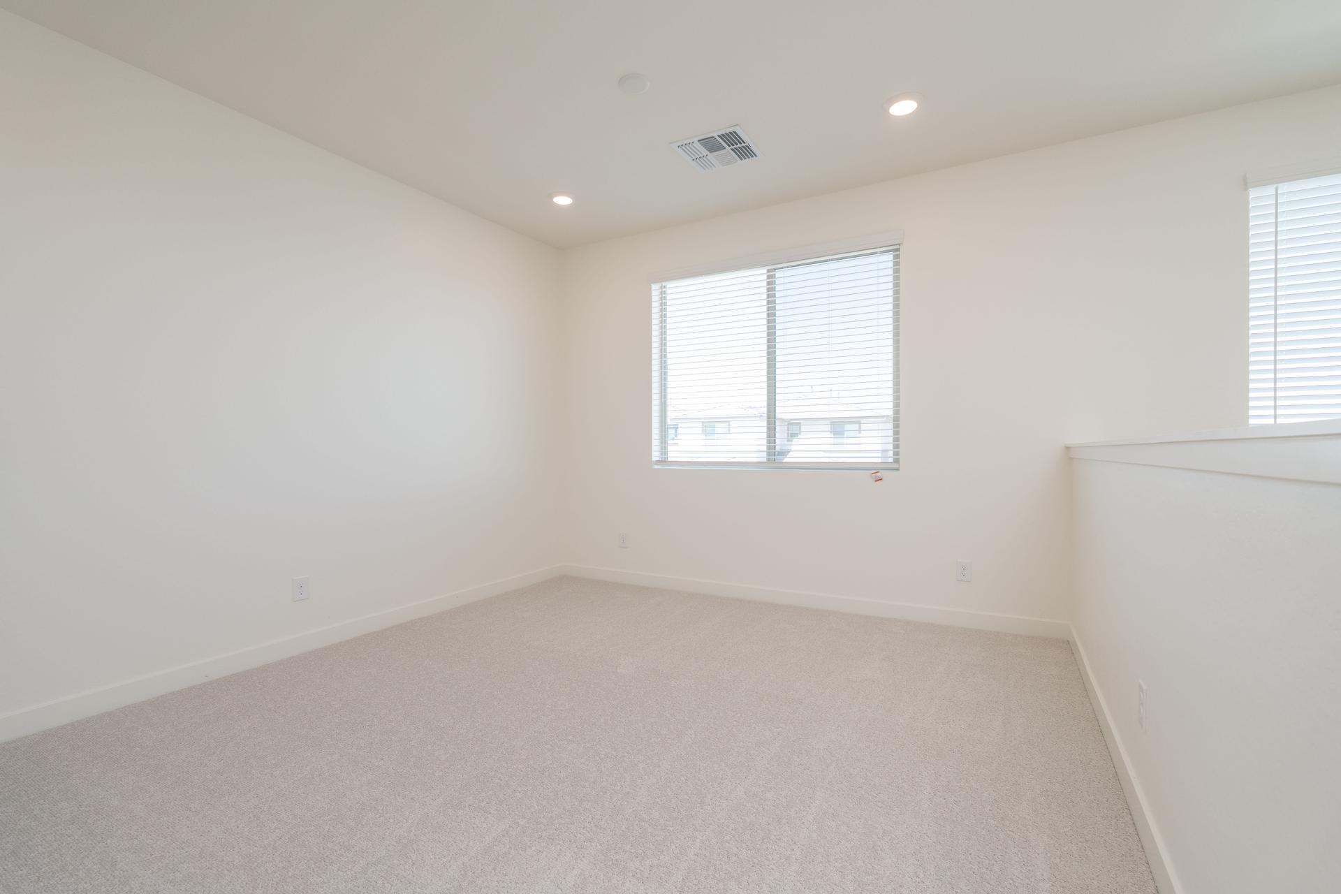 337 E Lindo Ln