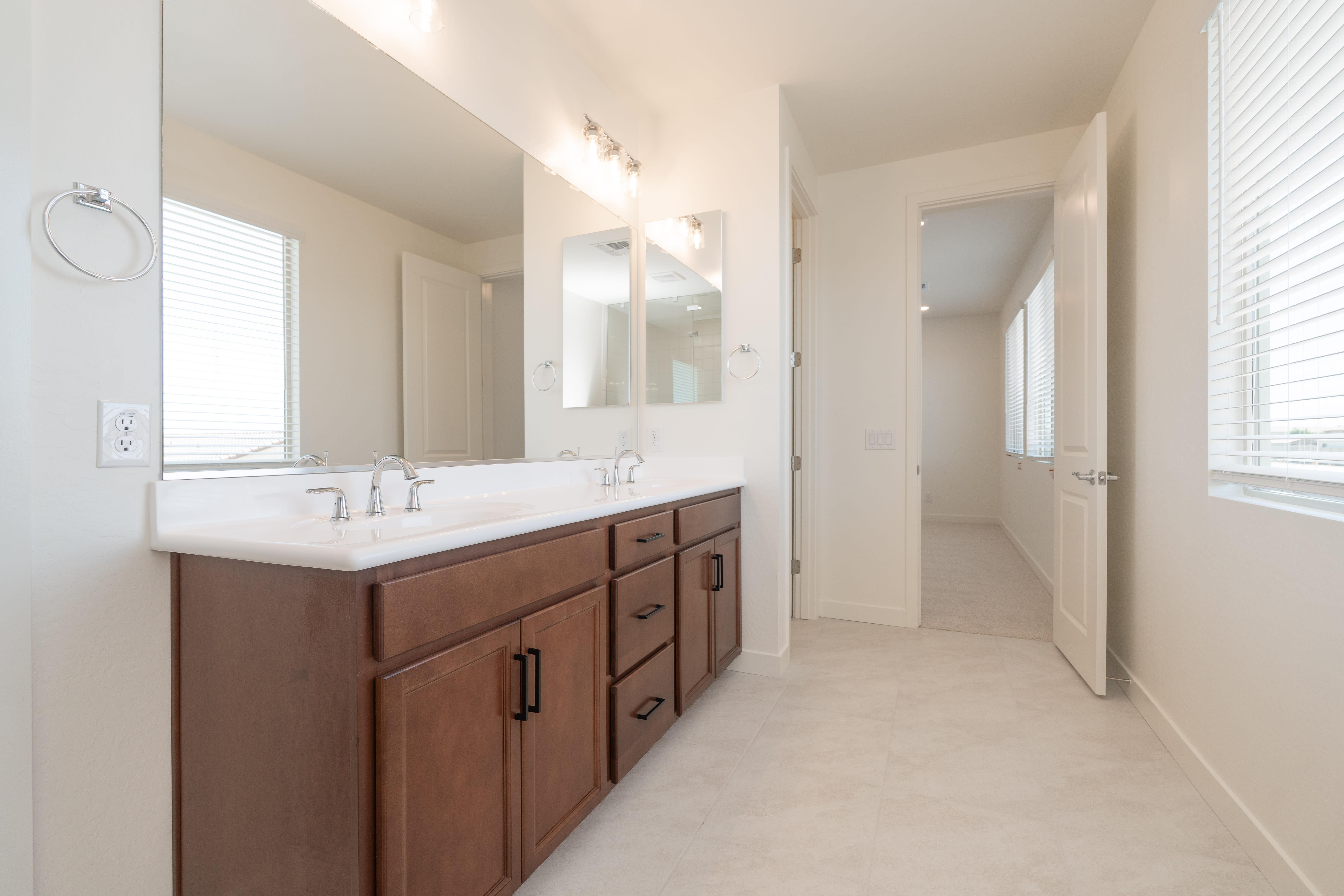 337 E LINDO LN