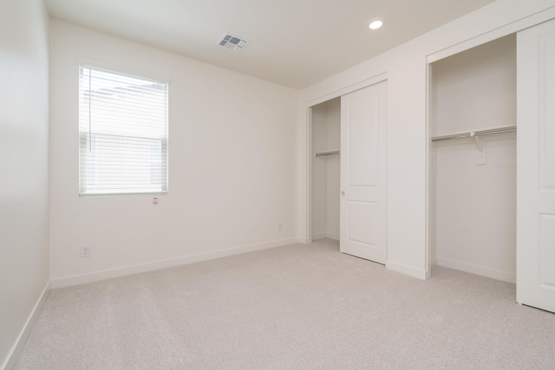 337 E Lindo Ln