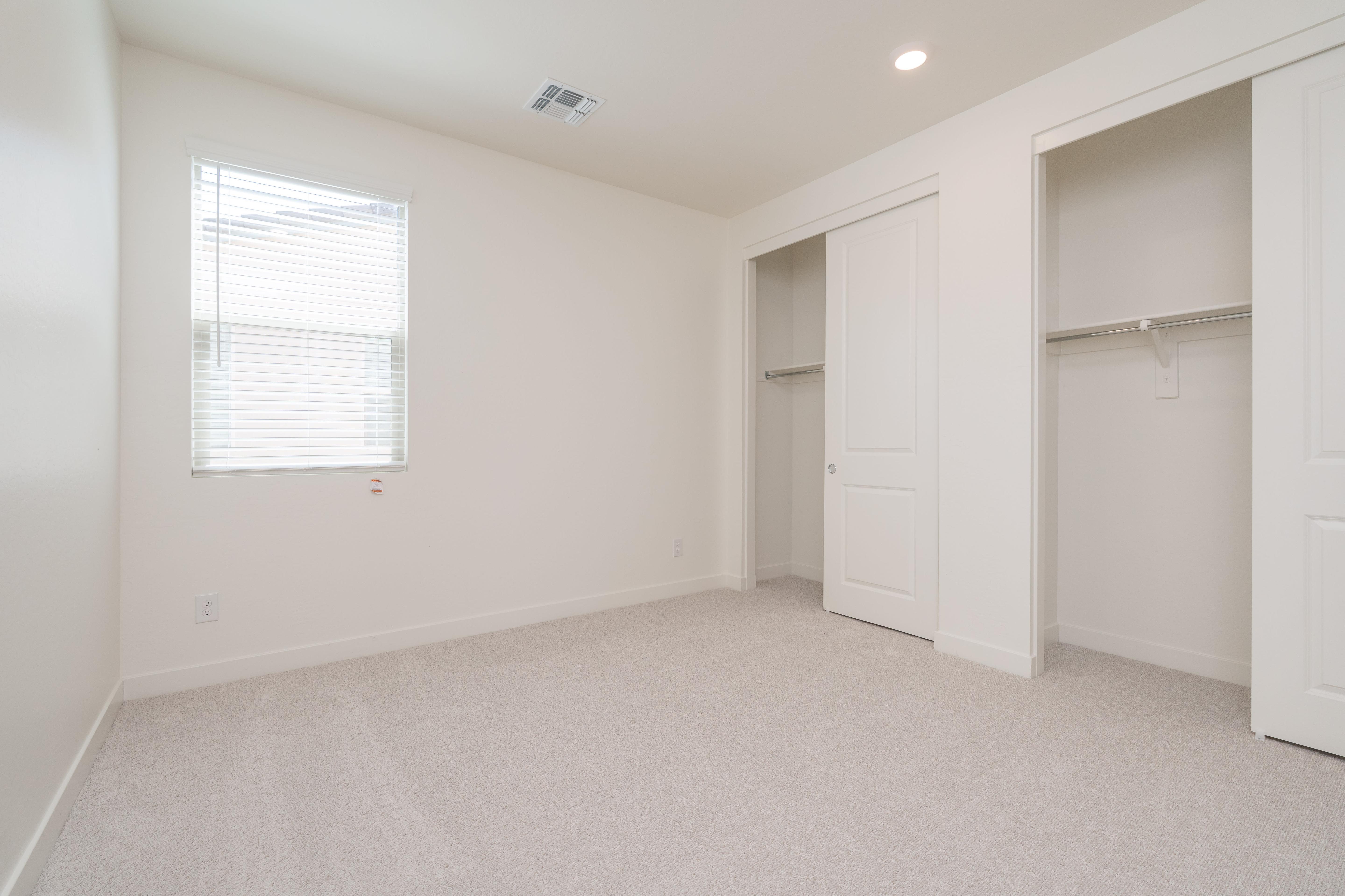 337 E LINDO LN