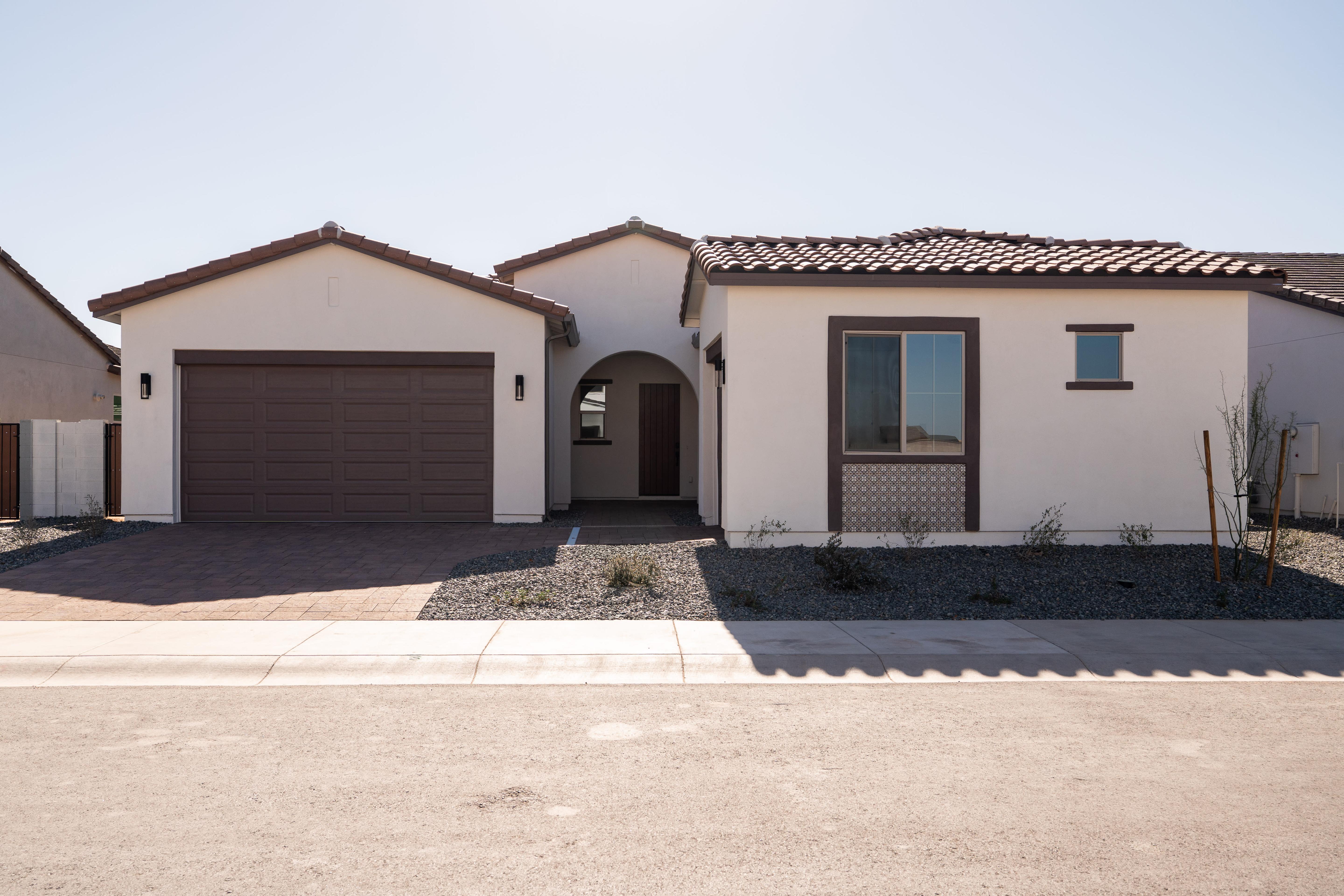 2551 E ALFONSO DR