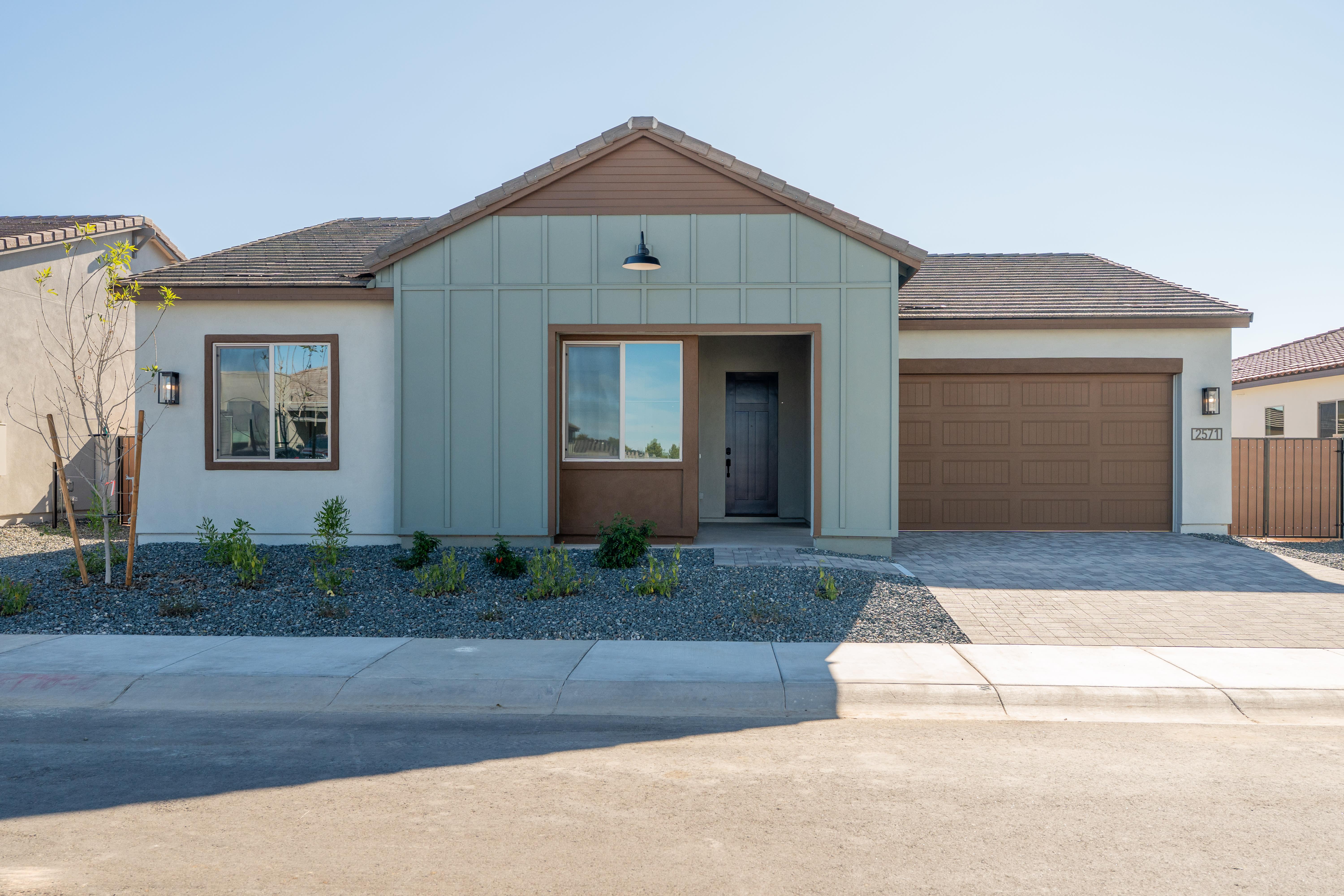 2571 E ALFONSO DR