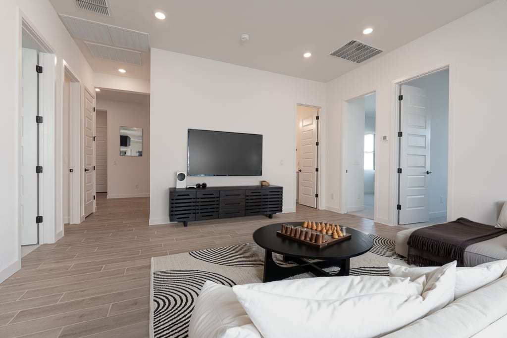 2571 E Alfonso Dr