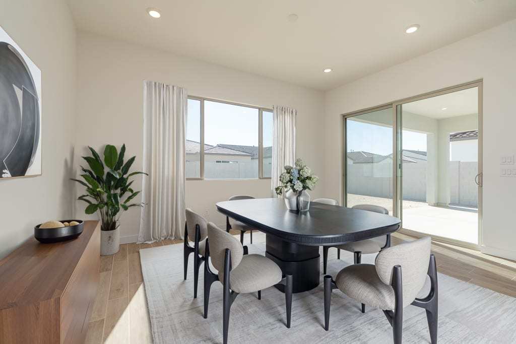 2571 E Alfonso Dr