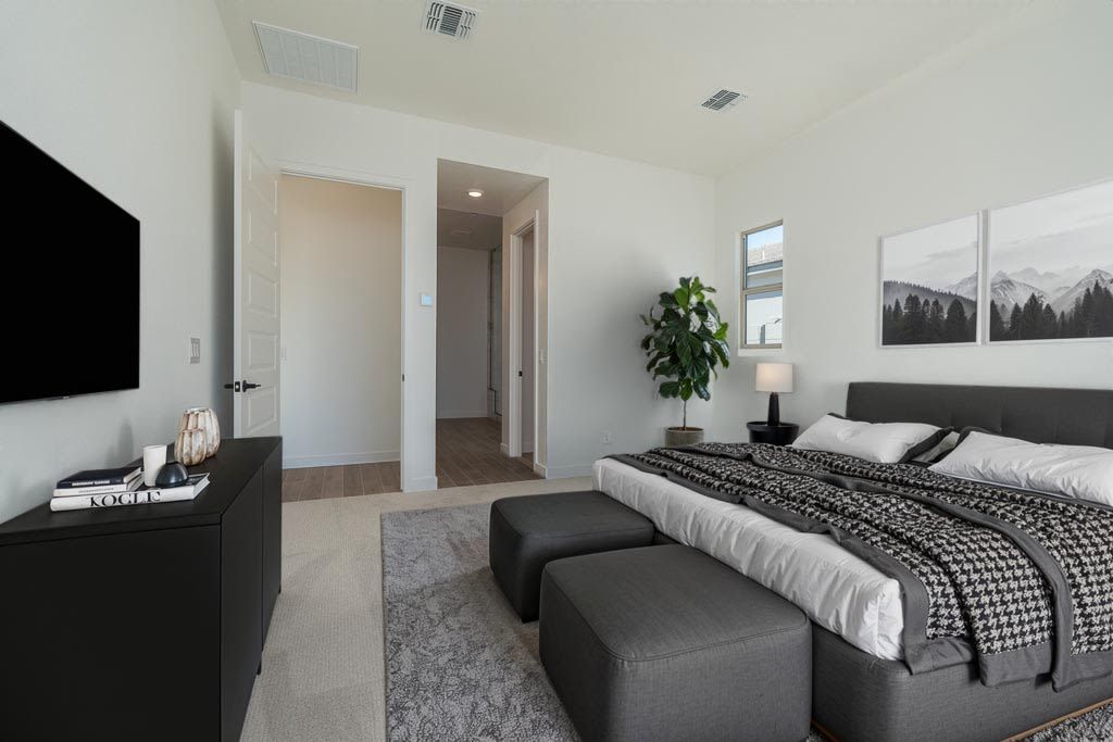 2571 E Alfonso Dr