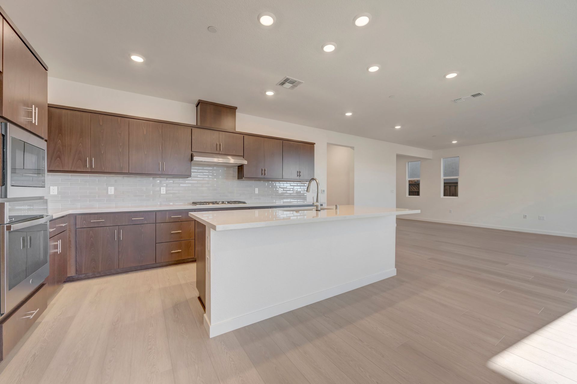 228 W Nasergholi Avenue