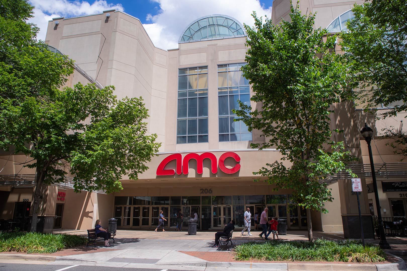 Minutes to Dining & Entertainment