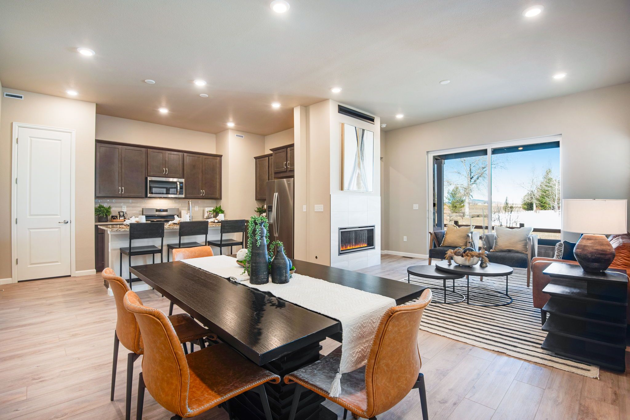 Unconfined dining space