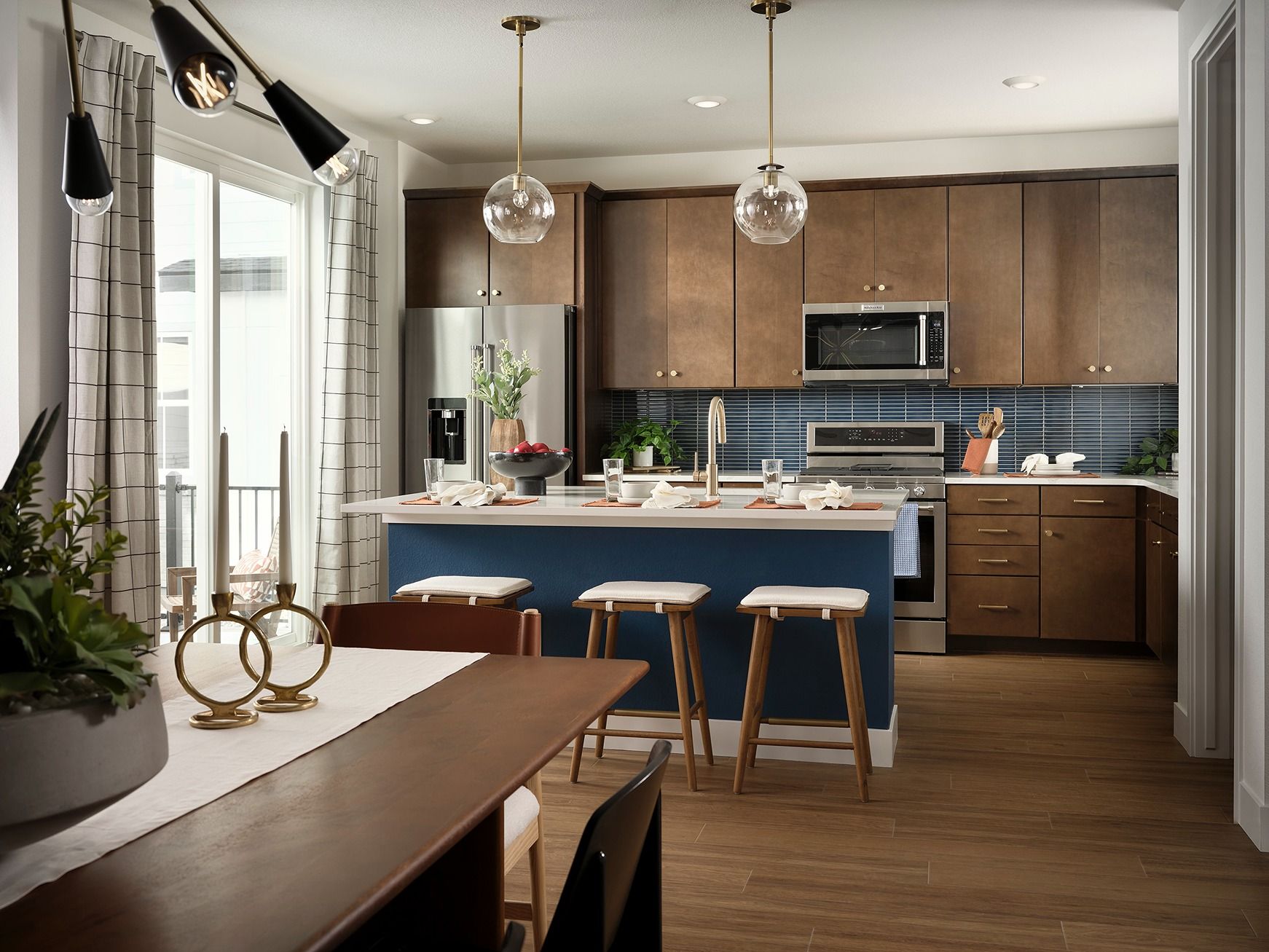 Dining area & kitchen