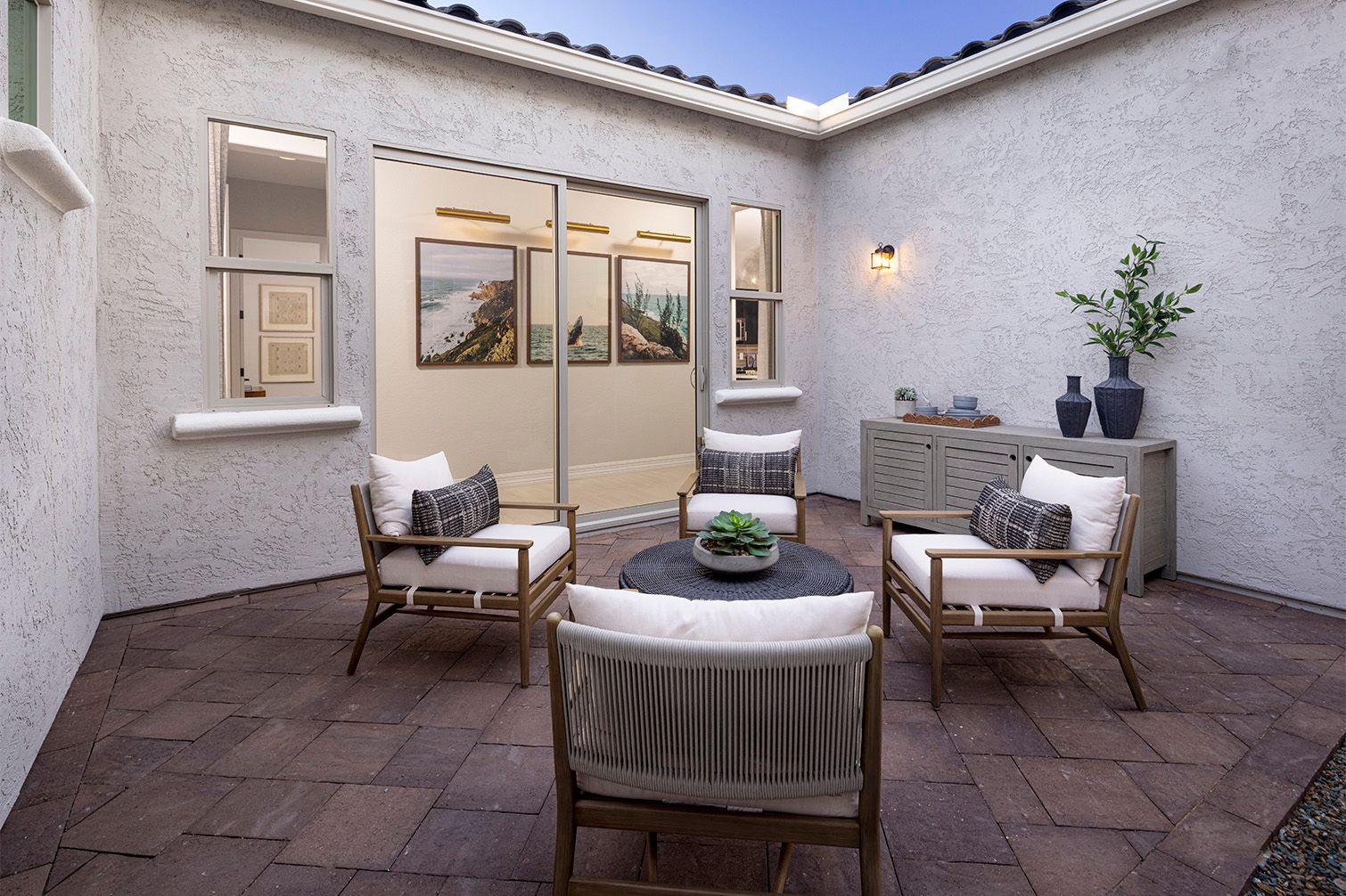 Verdin Discovery_Poppy Courtyard 1920x1286