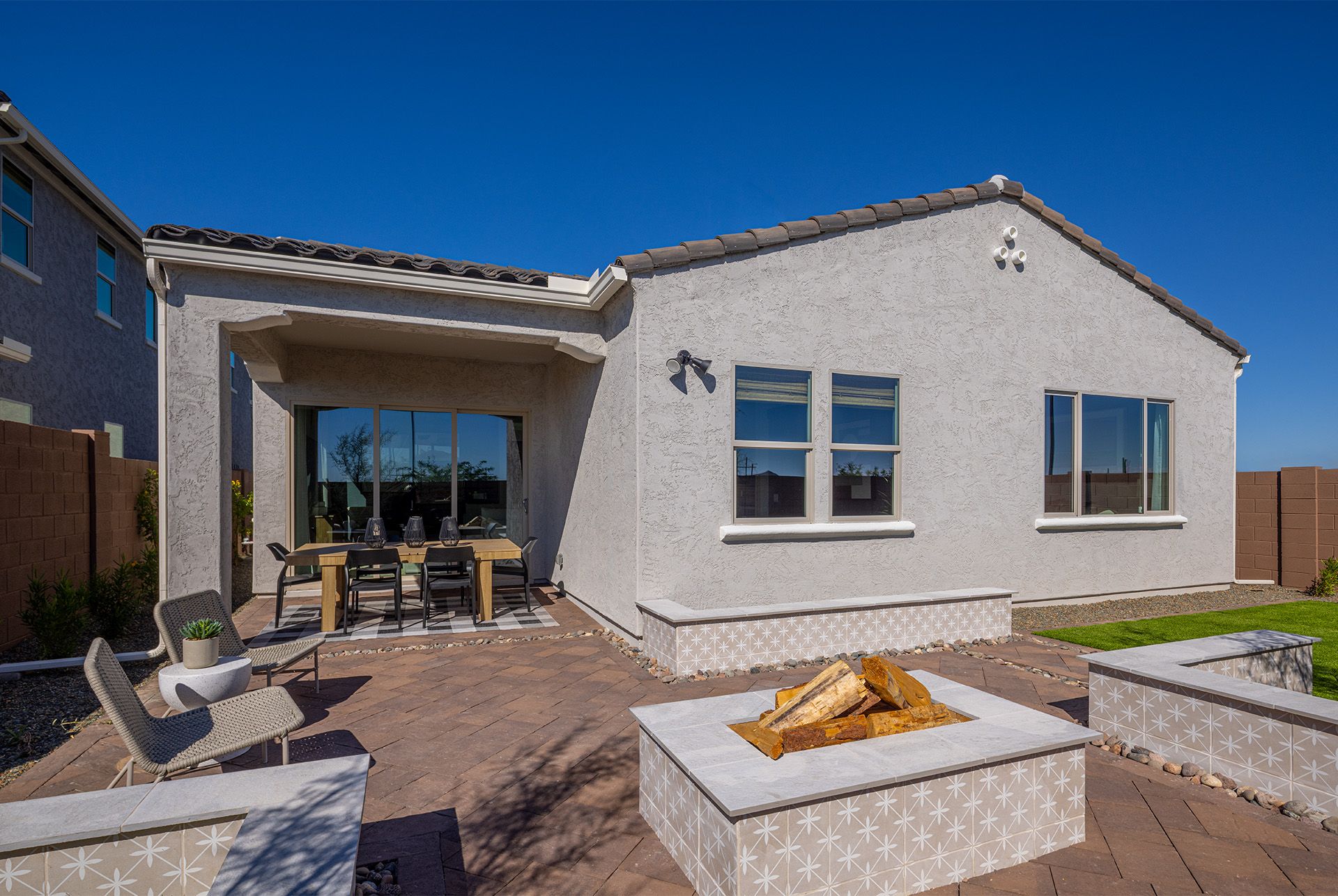 Verdin Discovery_Poppy Rear Ext 1920x1286