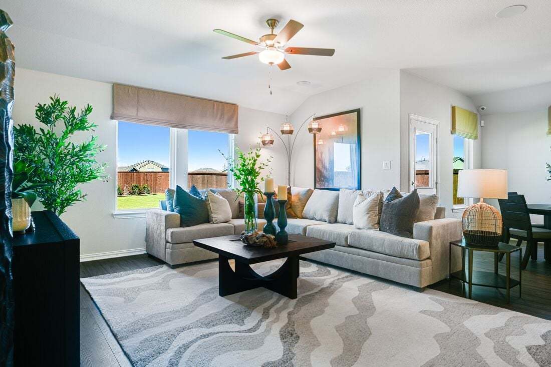 hj-tx-dallas-river-ridge-kyle-lot-27c-tv-lounge-02