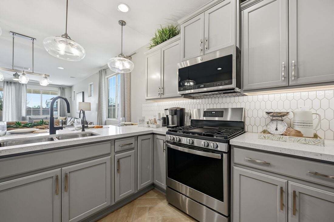 La Mira DiscoveryHarlow ModelKitchen 5