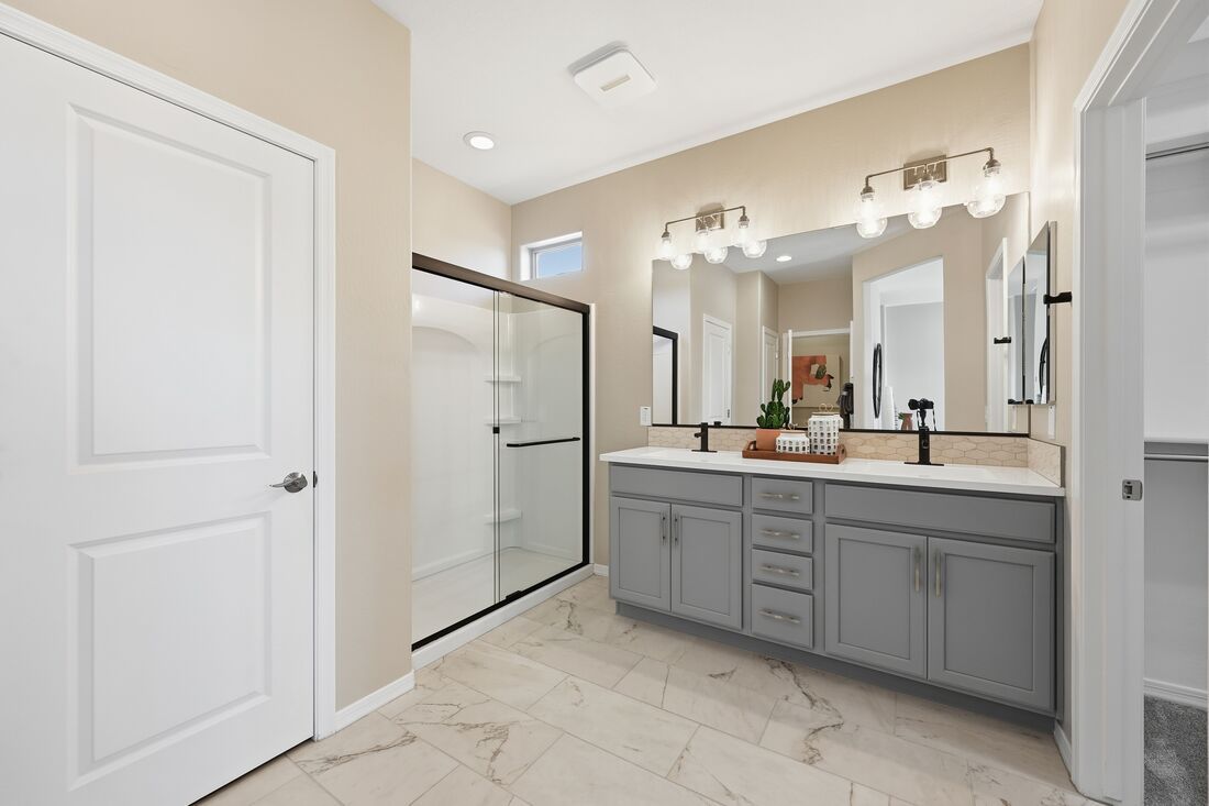 La Mira DiscoveryHarlow ModelPrimary Bath 1