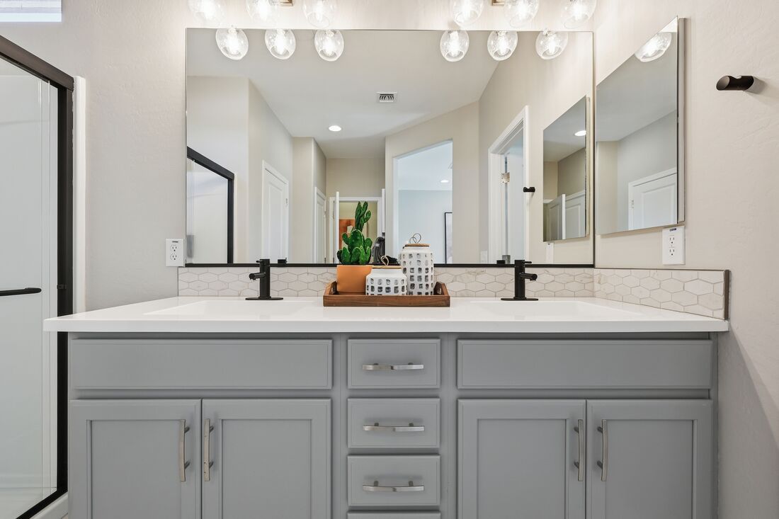 La Mira DiscoveryHarlow ModelPrimary Bath 2