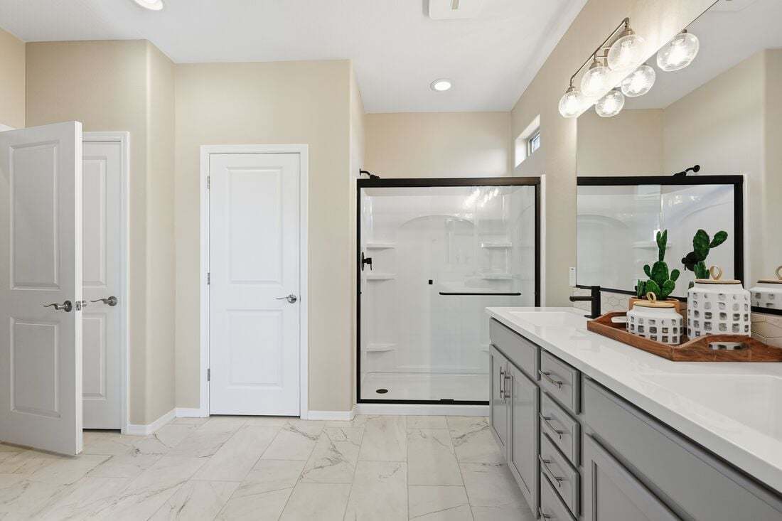 La Mira DiscoveryHarlow ModelPrimary Bath 3