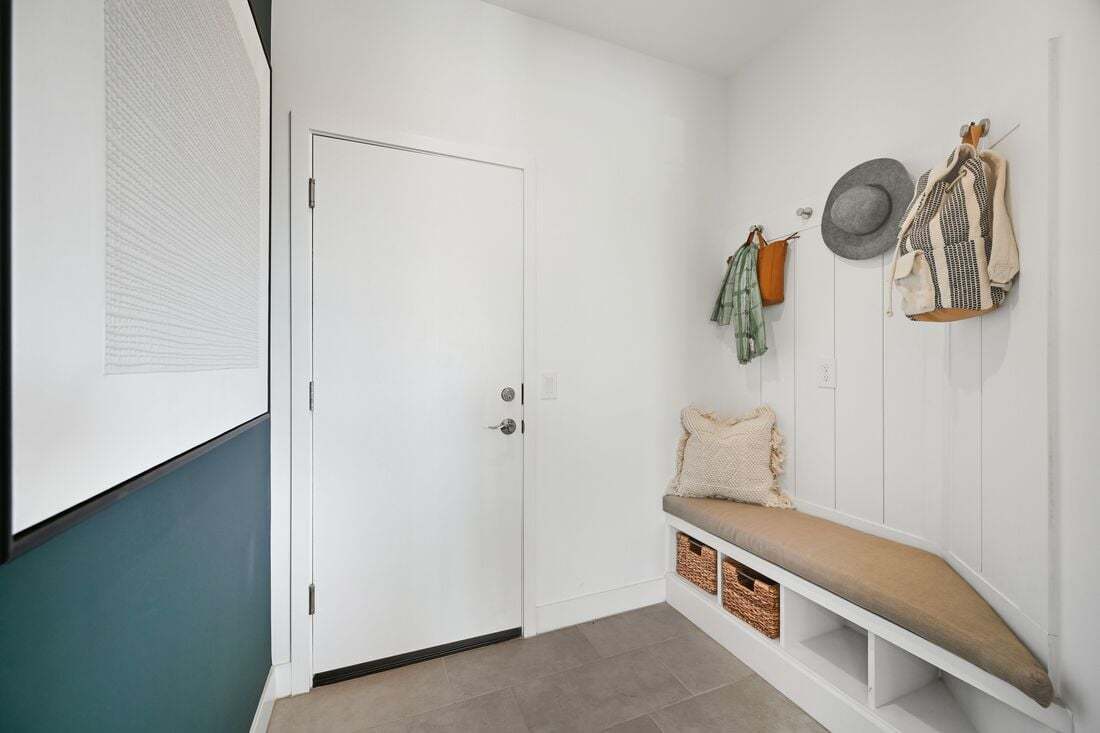 La Mira Discovery_Paisley Model_Entry