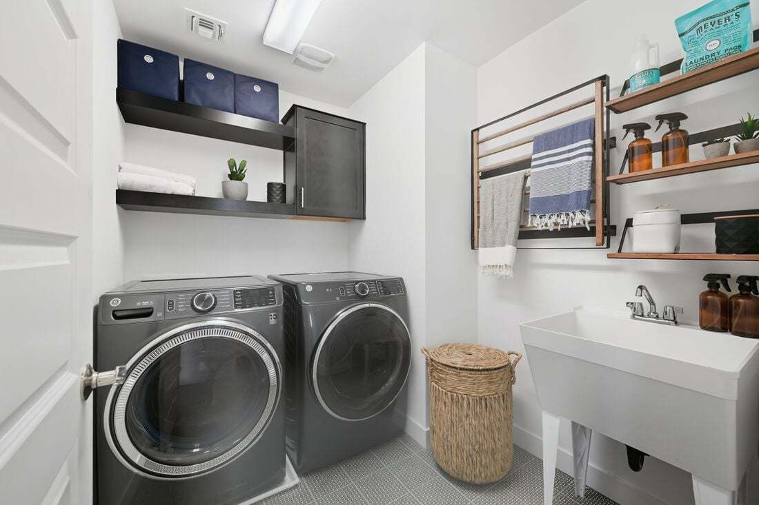 La Mira Discovery_Paisley Model_Laundry