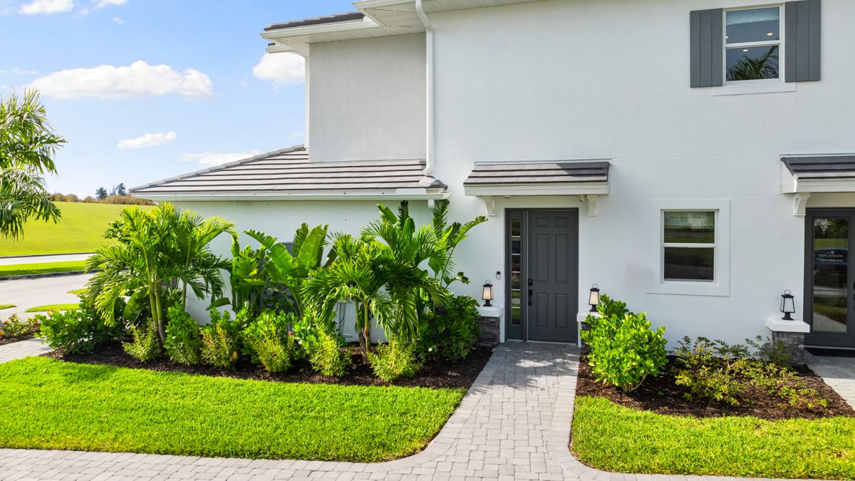 Romano Model - Esplanade by the Islands...