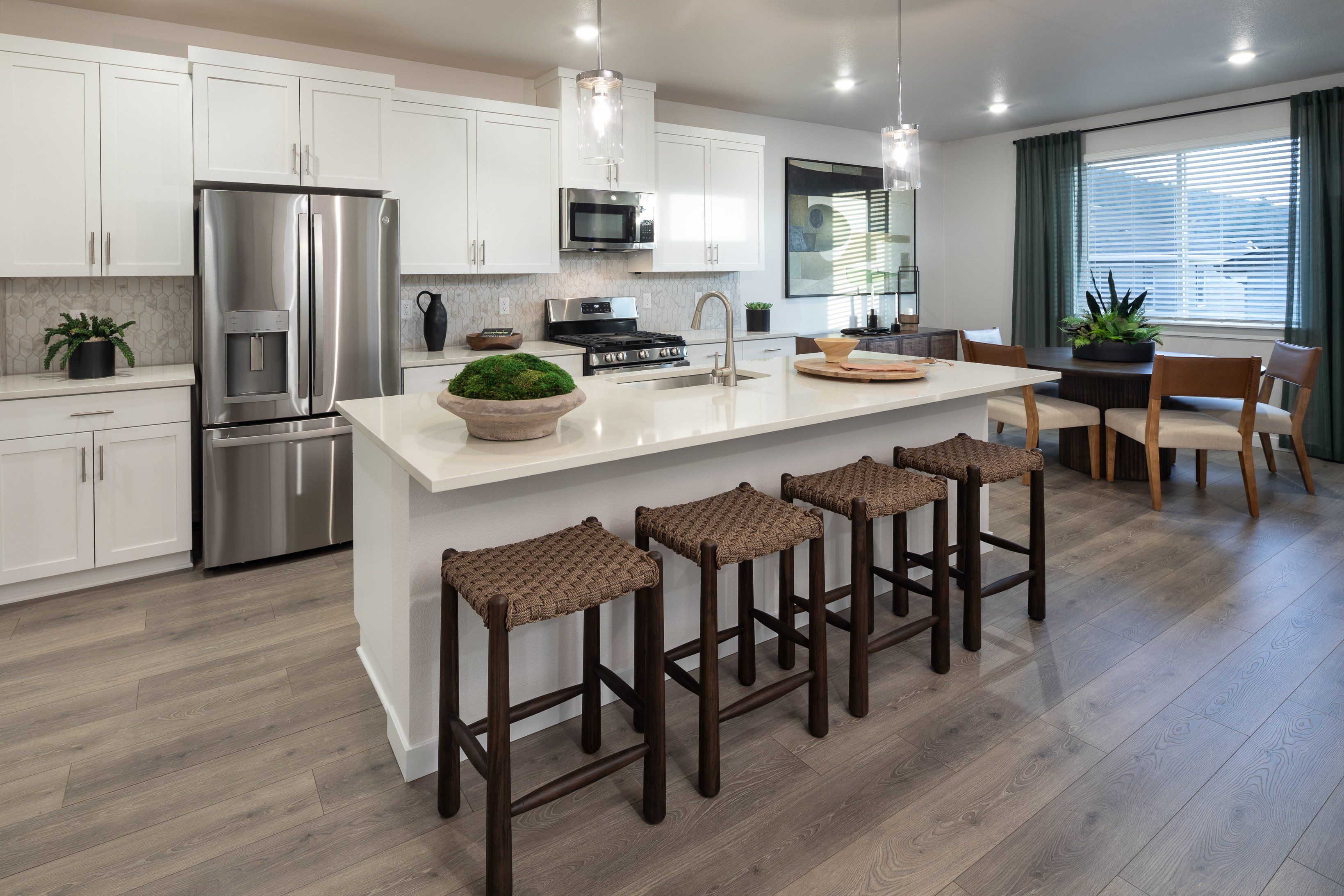 Piper Ridge Onyx Kitchen_Dining