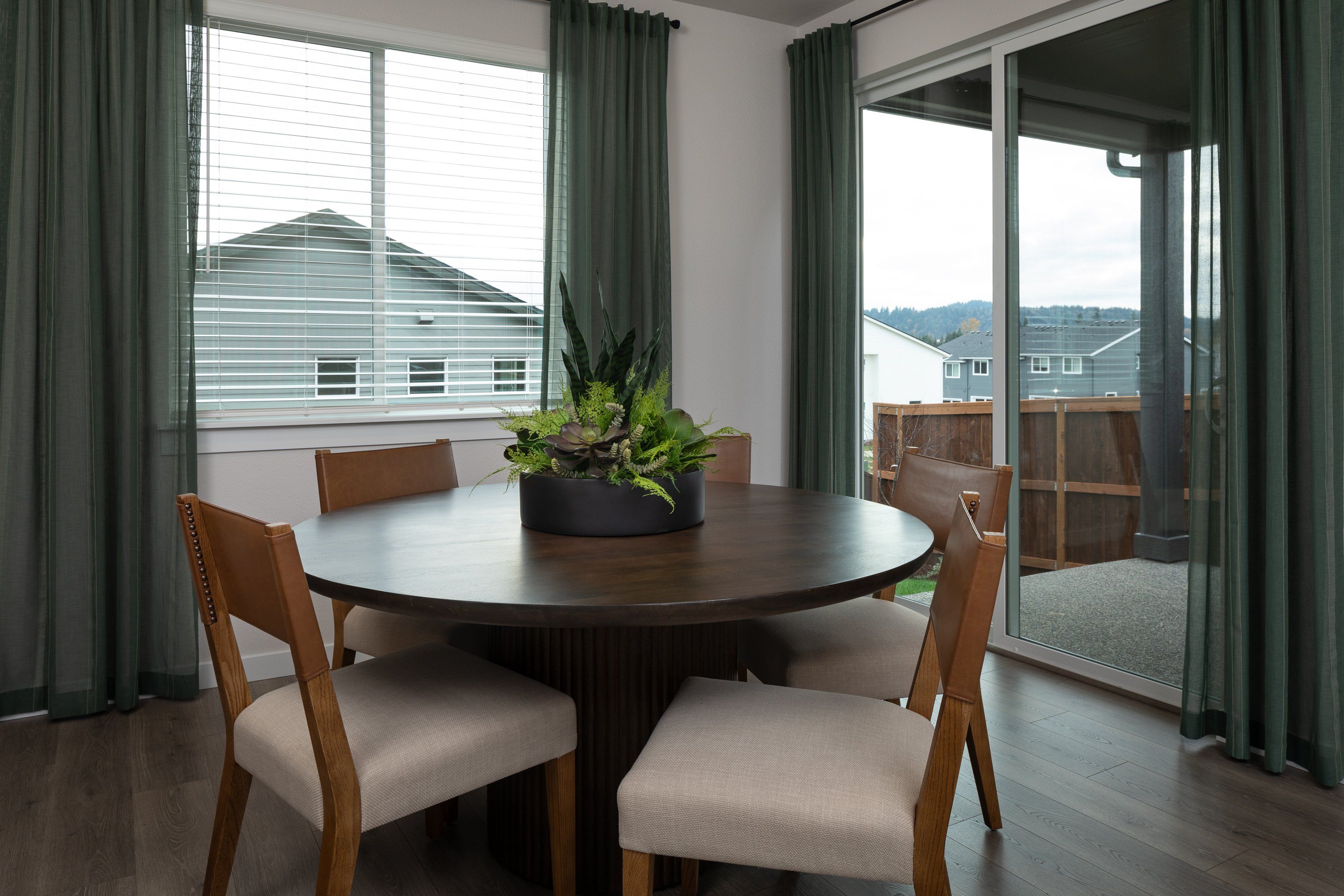 Piper Ridge Onyx Dining Room