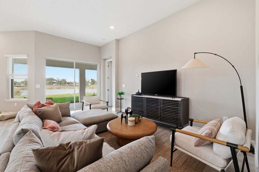 hj-fl-tampa-firethorn-aruba-lot-1033-tv-lounge-003