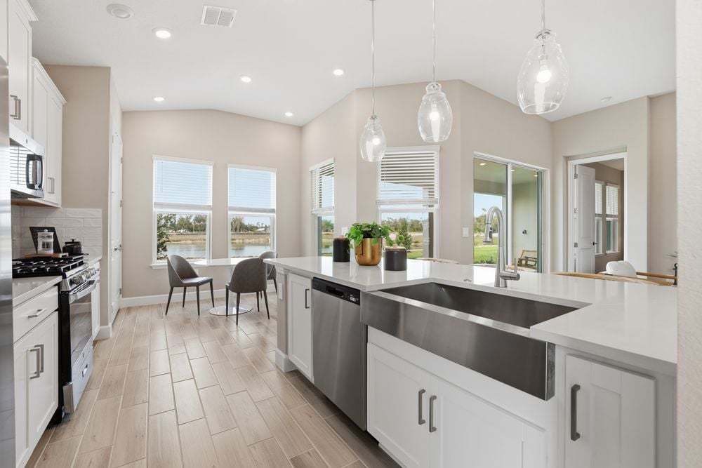 hj-fl-tampa-firethorn-aruba-lot-1033-kitchen-006