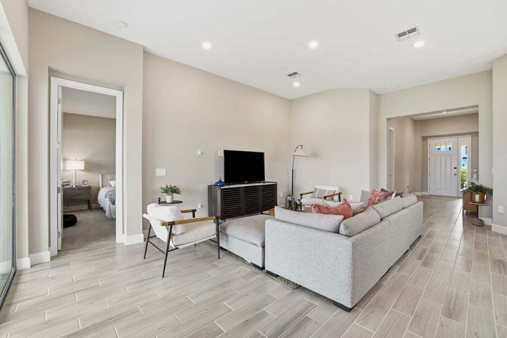 hj-fl-tampa-firethorn-aruba-lot-1033-tv-lounge-002