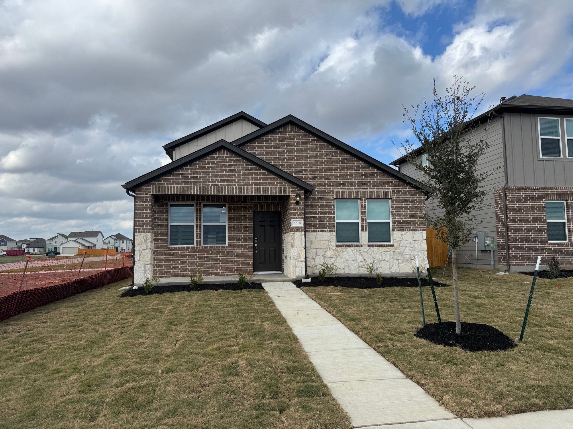 Longview 40s - Alley - Del Valle, TX