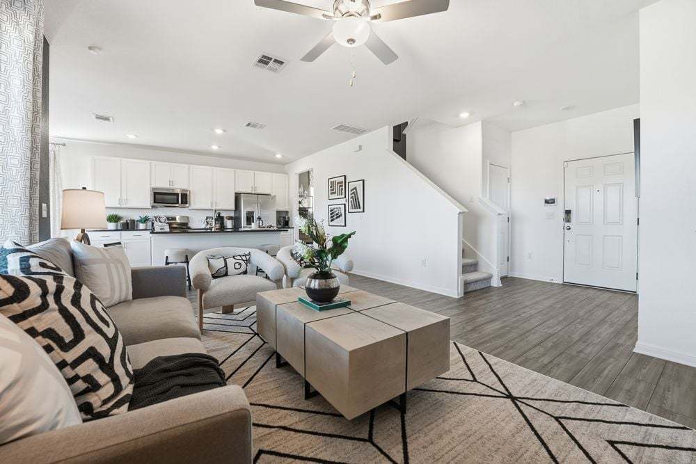 hj-tx-austin-sunfield-harrier-lot-na-tv-loung...