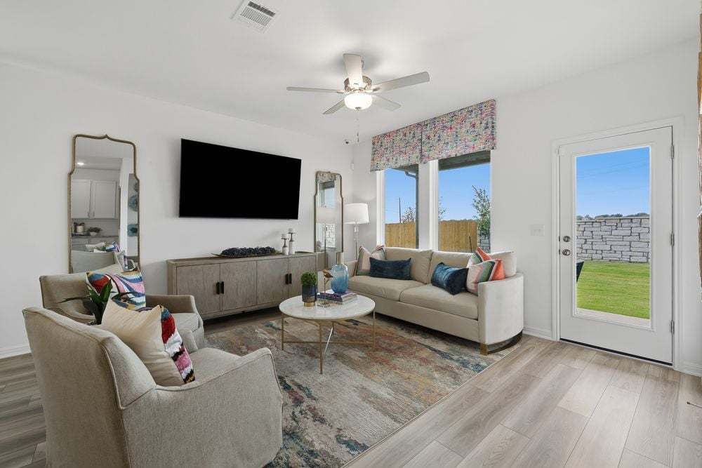 hj-tx-austin-longview-hawk-lot-3-tv-lounge-001