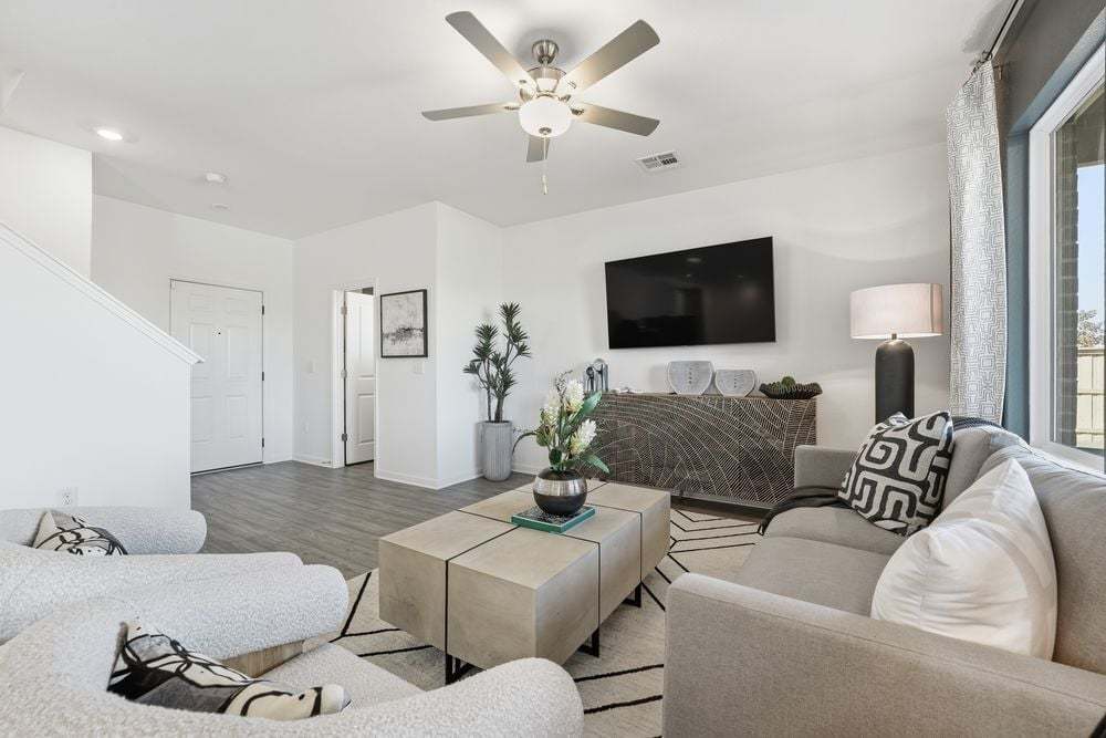 hj-tx-austin-sunfield-harrier-lot-na-tv-lounge-003