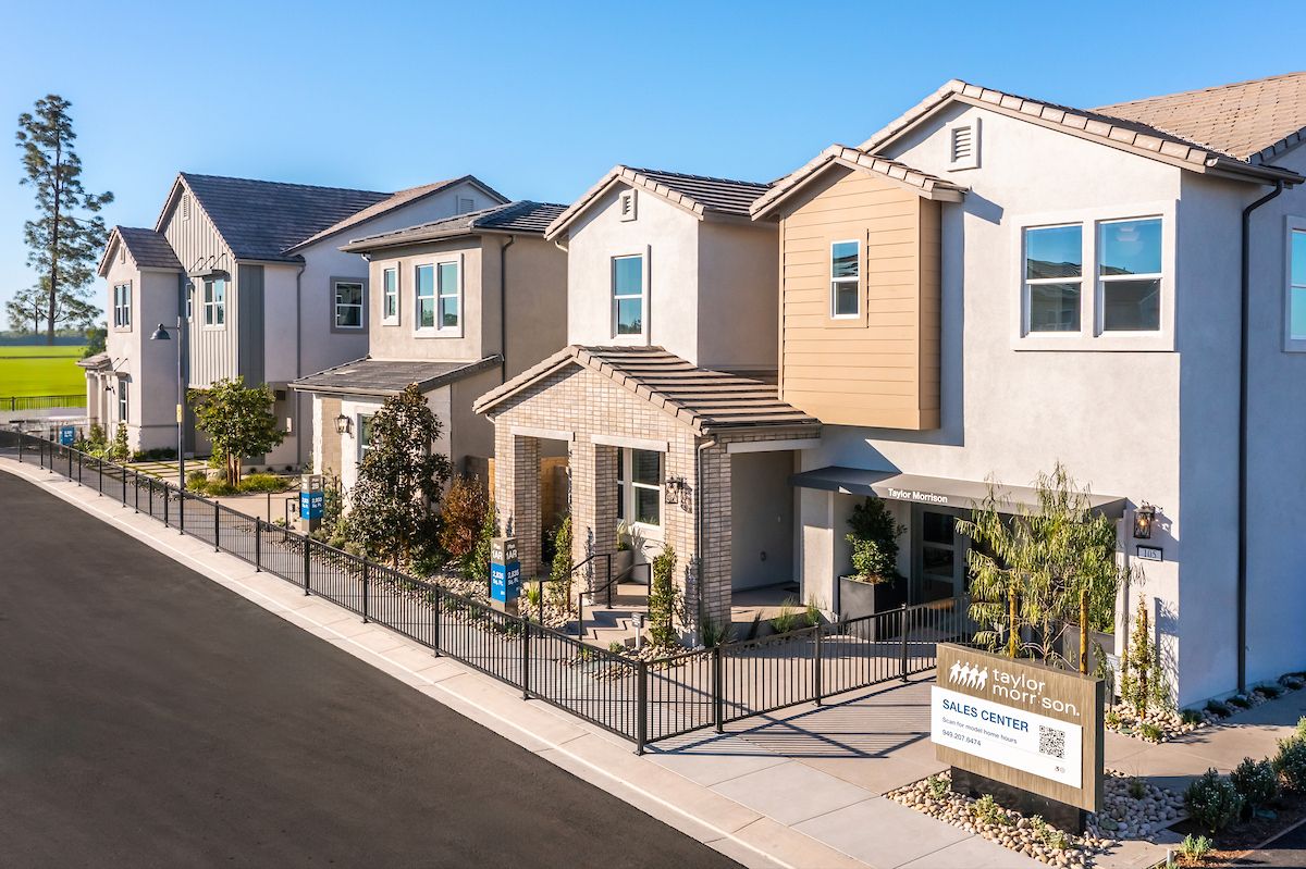 ca-socal-aurora-street scene