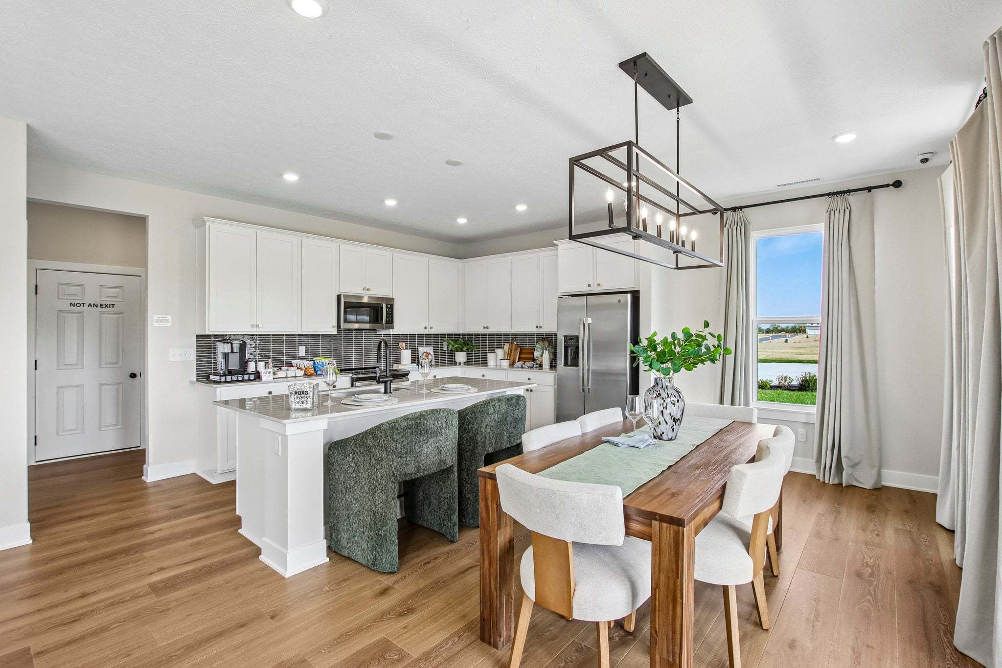 09 Dining Area