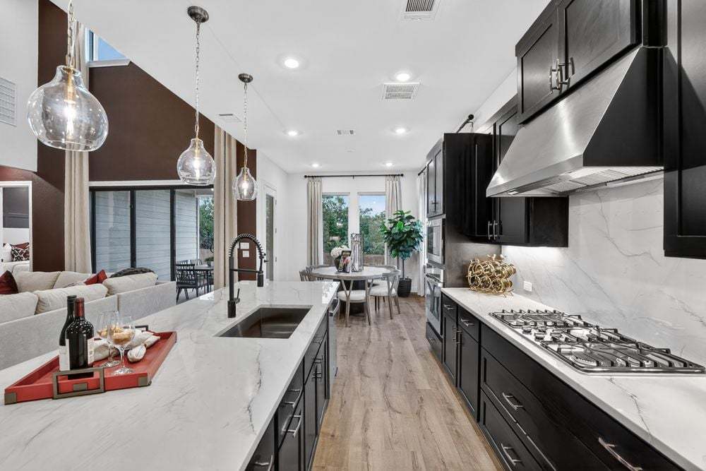 hj-tx-austin-village-grove-balcones-kitchen-002