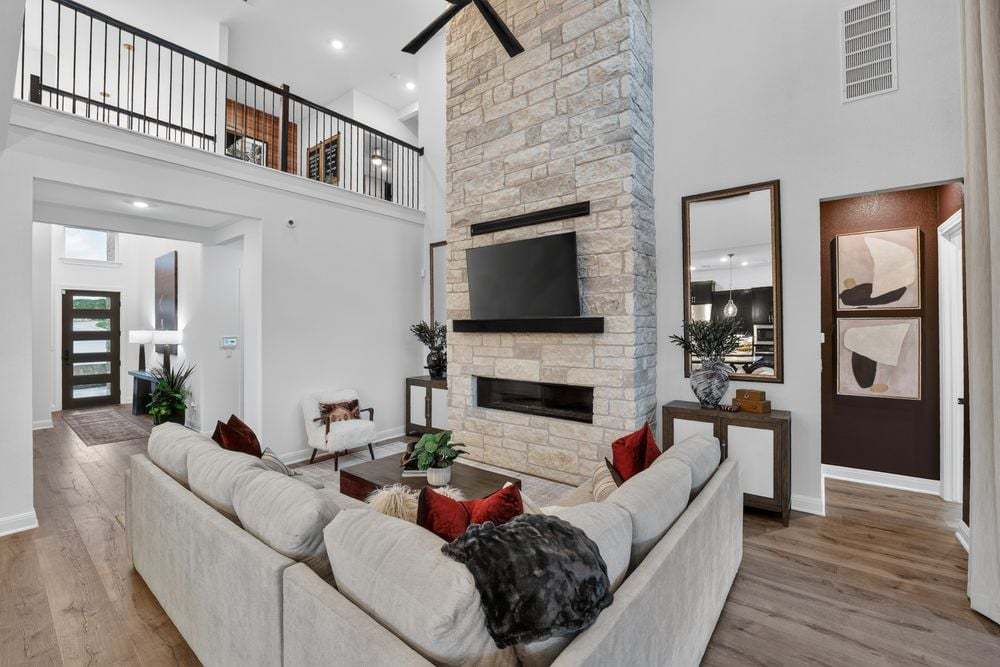 hj-tx-austin-village-grove-balcones-tv-lounge-001
