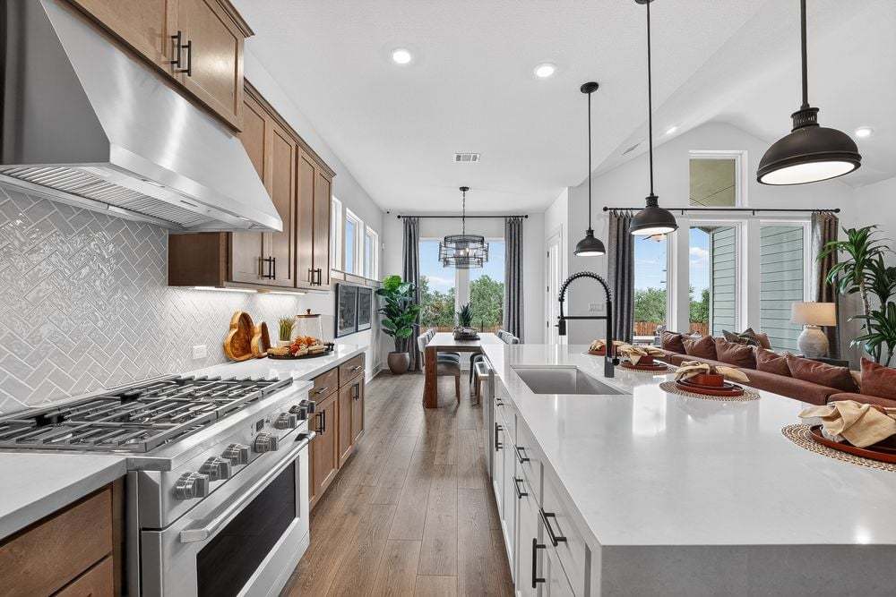 hj-tx-austin-village-grove-lamar-lot-8-kitchen-002