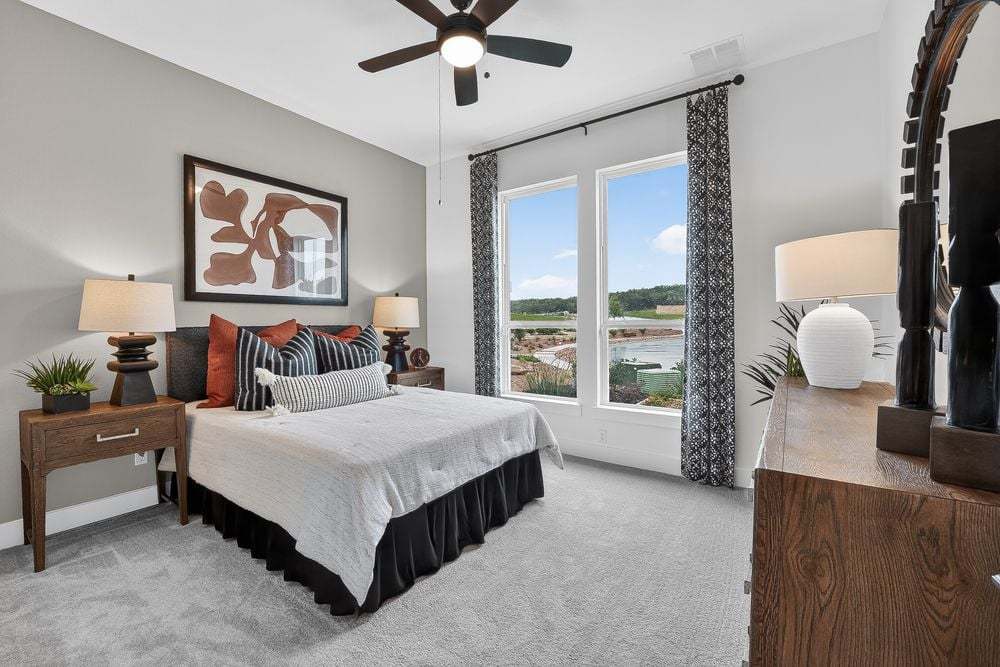 hj-tx-austin-village-grove-lamar-lot-8-bedroom-004