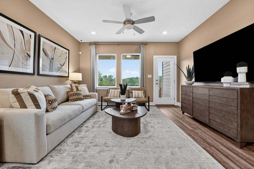 hj-tx-austin-village-grove-merlin-tv-lounge-001