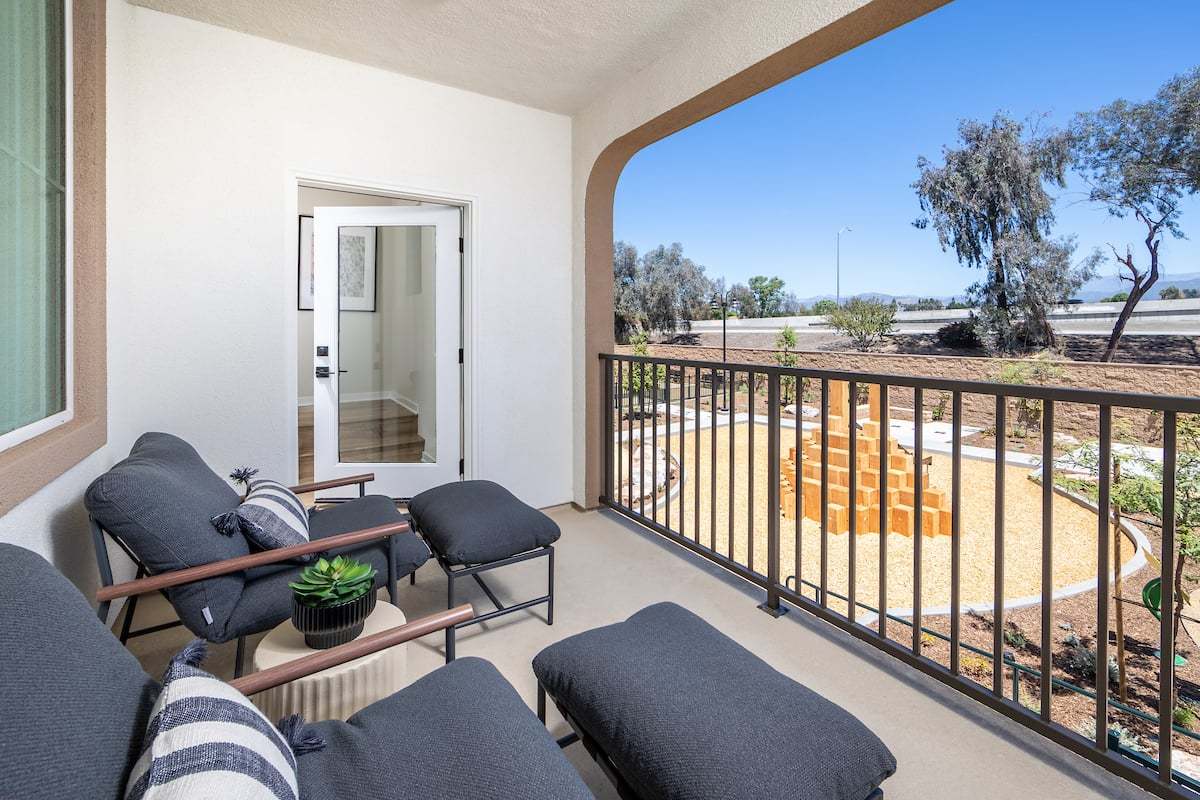 ca-socal-Juno-plan 2-3 story-3 bed-deck
