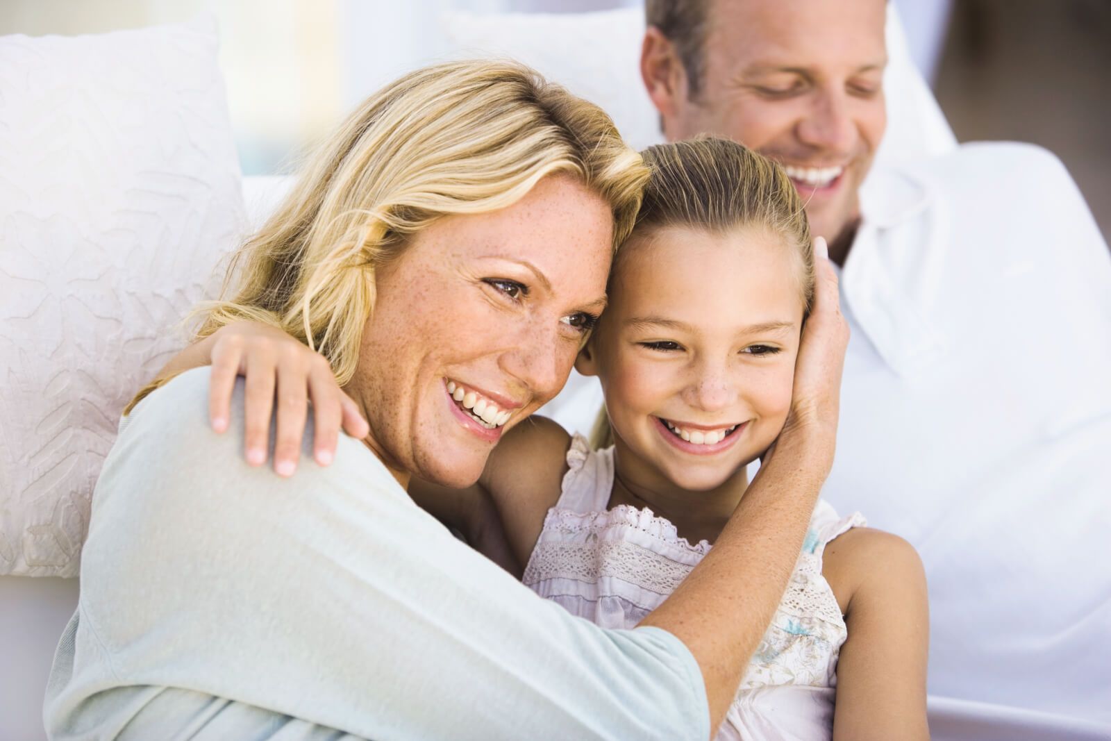 momdaughterdad_dressedinwhite