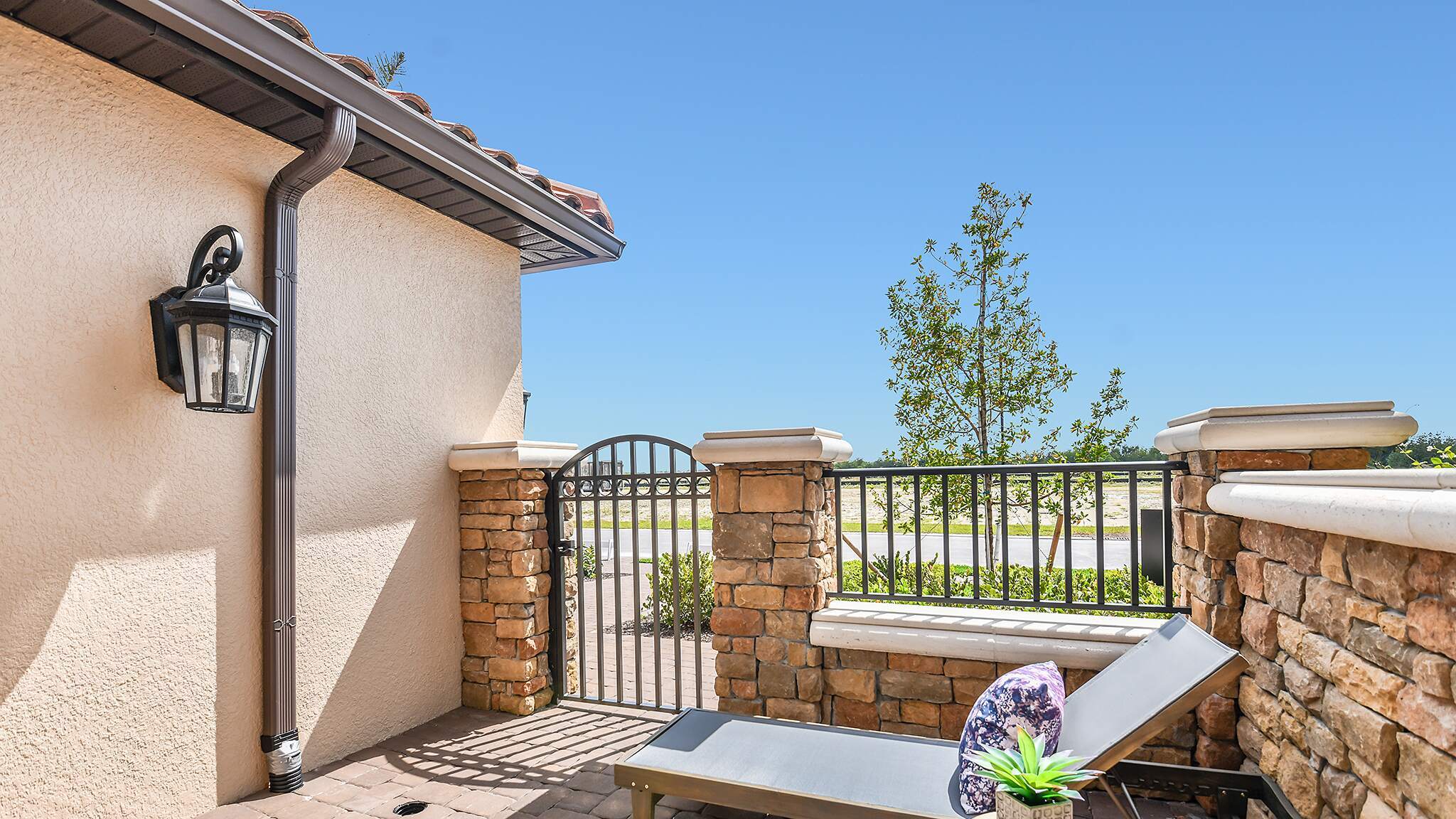 Esp-by-the-Islands-Marano-VII-5217-16x9-sidepatio