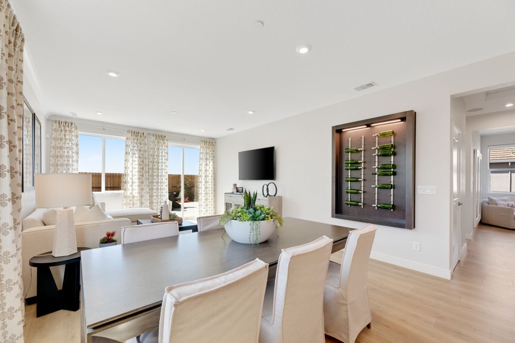 18 Redwood Casual Dining