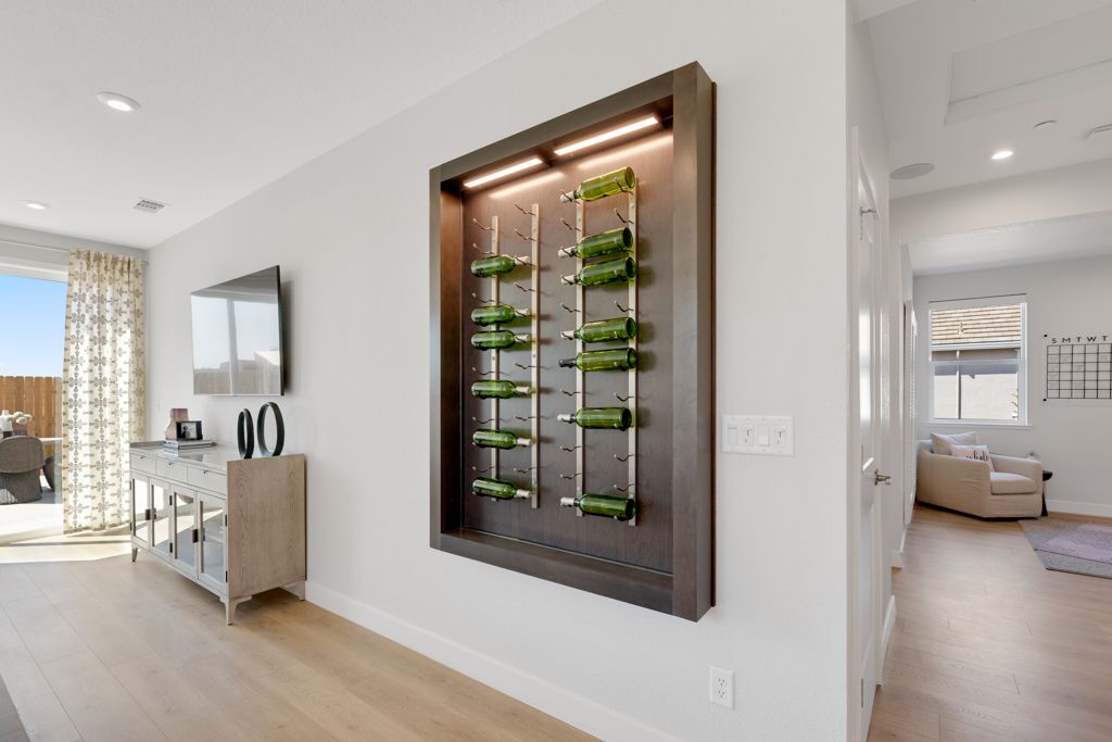 19 Redwood Casual Dining