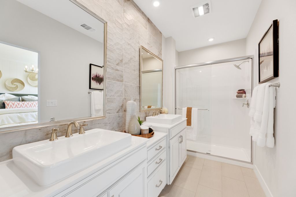 32 Redwood Owners Bath