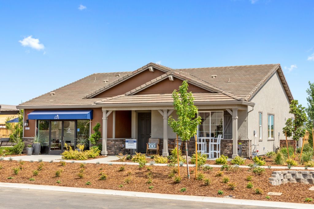 01 Goldeneye Ext Front