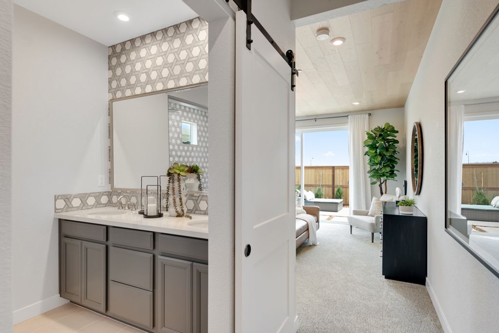 25 Goldeneye Owners Bath