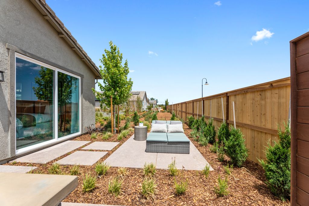 37 Goldeneye Ext Back